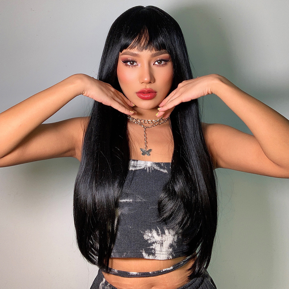 Fashionable synthetic wig from Yinraohair, in black color, with long straight hair and bangs, ready to go