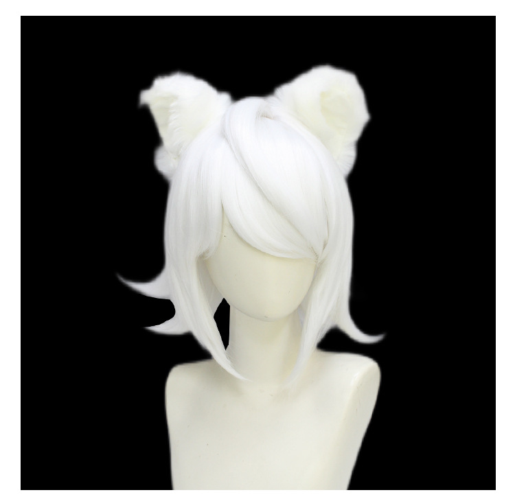Elevate your cosplay with masculine elegance using this short white wig designed for men. The accompanying cap ensures a secure fit, making it an ideal accessory for male anime enthusiasts