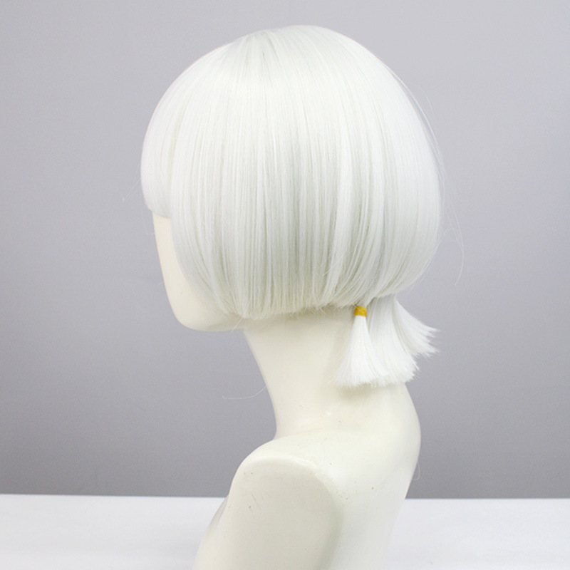 Achieve effortless sophistication with this short white wig tailored for adults. The accompanying cap adds both security and style, ensuring a seamless and comfortable cosplaying experience