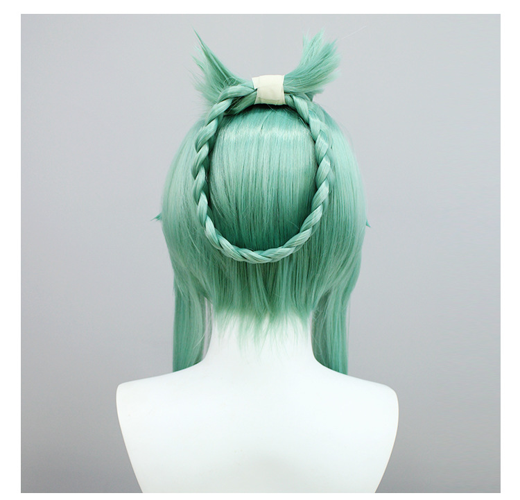 Essential light green wig with cap for flawless cosplay. Achieve a vibrant and natural look with this versatile accessory that combines style and comfort seamlessly