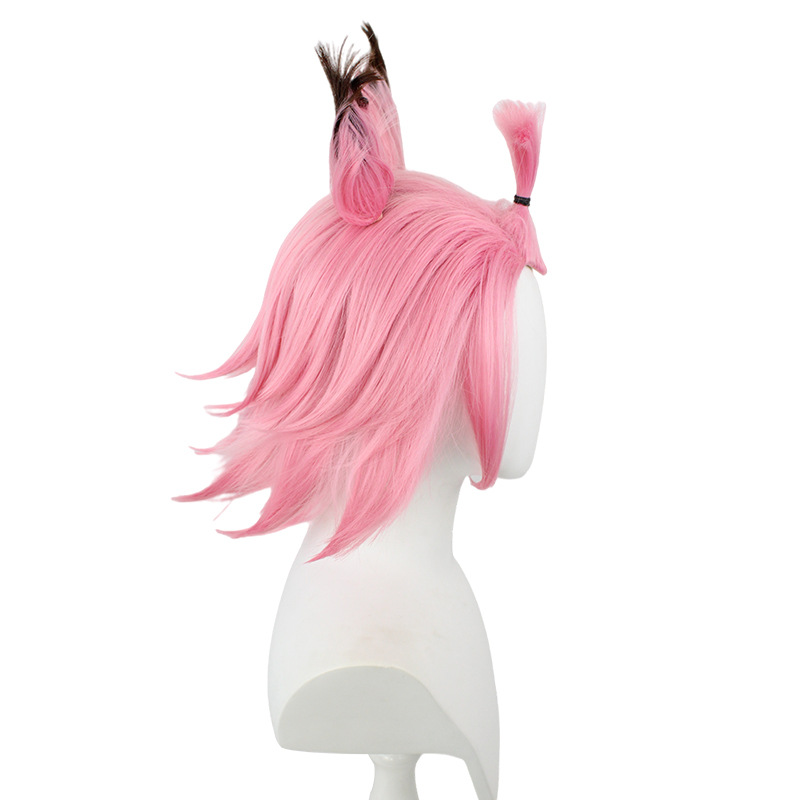 Achieve the perfect anime look with this men's wig featuring short pink-brown hair. The included cap guarantees a comfortable fit, making it an essential accessory for any male cosplayer