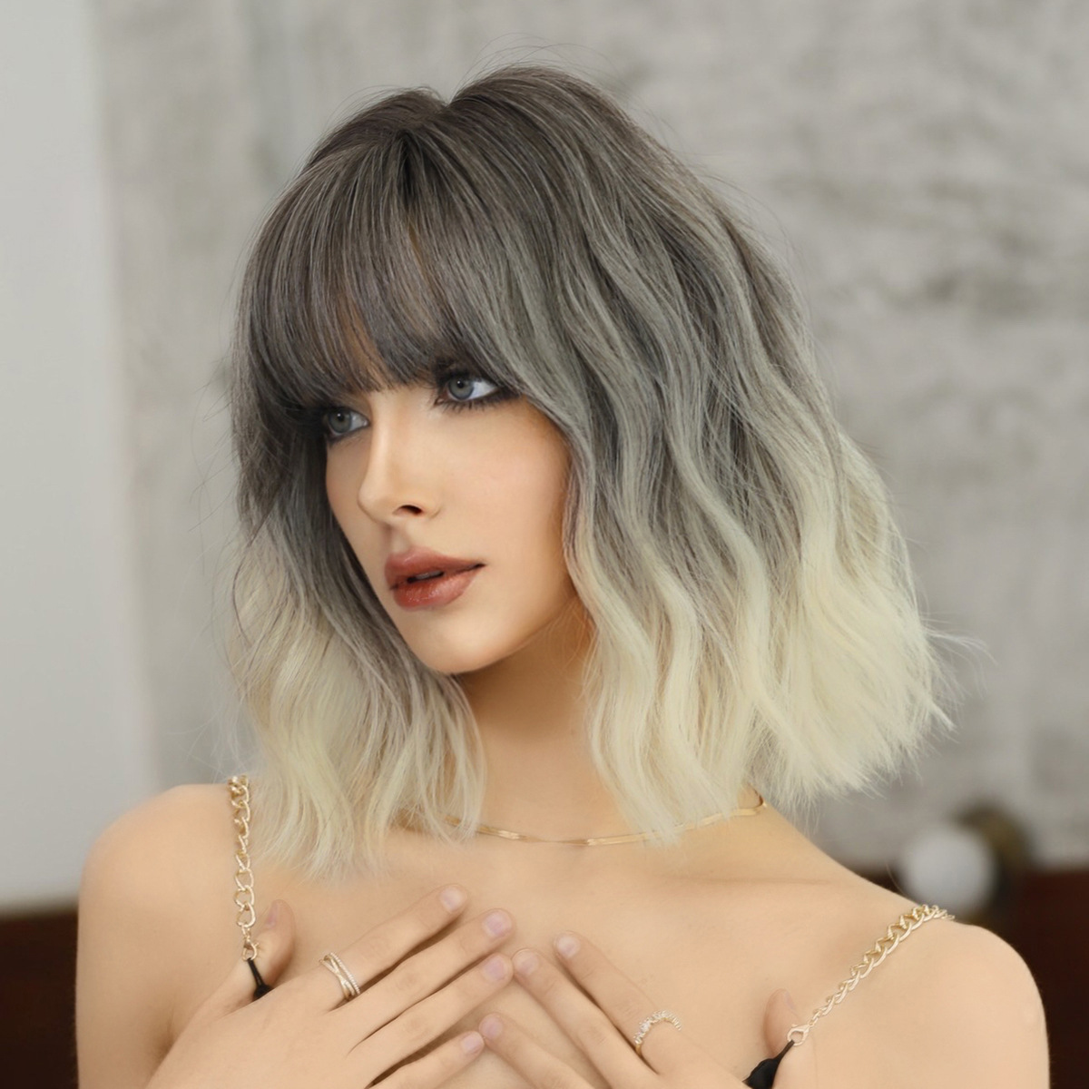 Yinraohai synthetic wig for women, featuring stylish short wavy silver-white hair with dyed Japanese and Korean bangs, gradient effect, ready to go