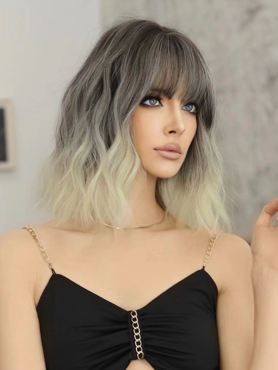 Ready-to-go synthetic wig by Yinraohai, presenting women's short wavy silver-white hair with dyed Japanese and Korean bangs, gradient effect