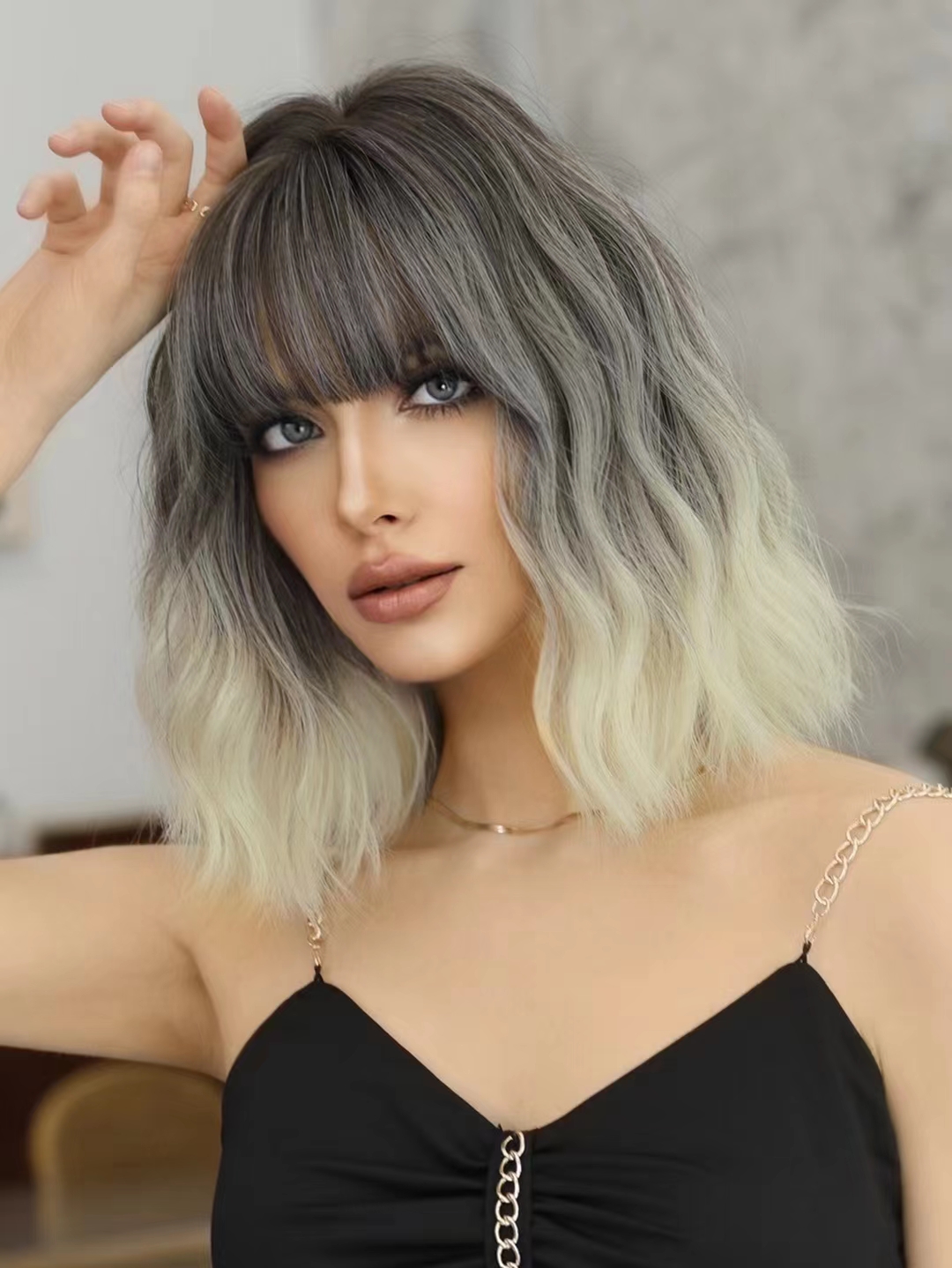 Fashionable synthetic wig from Yinraohai, featuring women's short wavy silver-white hair with dyed Japanese and Korean bangs, gradient effect, ready to go