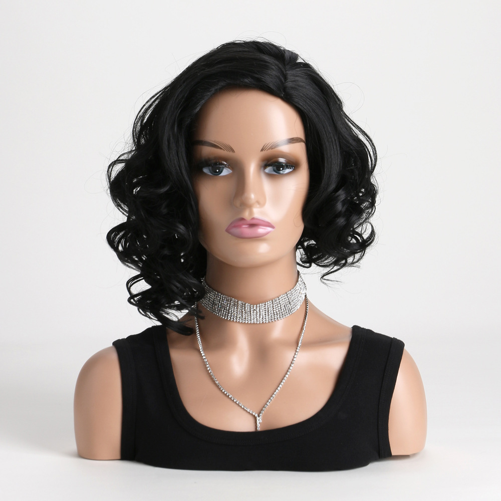 Women's wig in black synthetic hair with loose wavy hair and short curly hair, a stylish choice